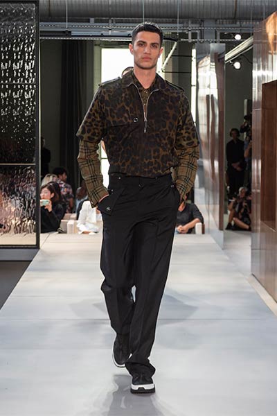 تصاميم راقية بلمسة جريئة ... اليك مجموعة Ricardo Tisci الأولى لدار Burberry